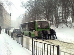 На западе Украины транспортный коллапс из-за снегопадов