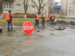 На Торской в Славянске восстанавливают дорожную плитку (фотофакт)