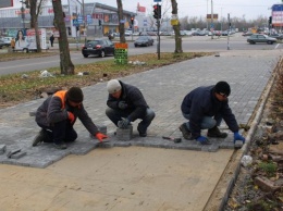 В Запорожье ремонтируют тротуар к "Ашану"