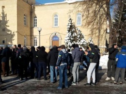 В Киеве возле Мариинского собирают титушек: видео