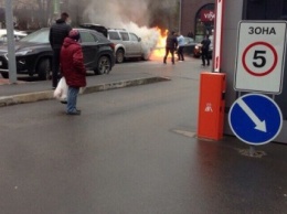 Возле Сумского рынка горят иномарки (ФОТО)