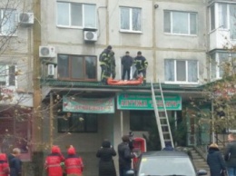 ЧП в Покровске: из окна пятиэтажки выпал мужчина с веревкой на шее