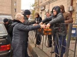 Одесские портовики собрали одежду и еду для сельского интерната