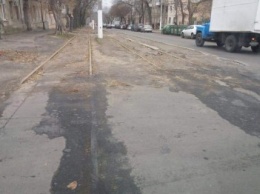 В Одессе асфальтом закрыли рельсы трамвая на Слободку