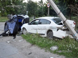 ДТП на Кировоградщине: ВАЗ столкнулся с Renault Fluence и перевернулся на бок. ФОТО