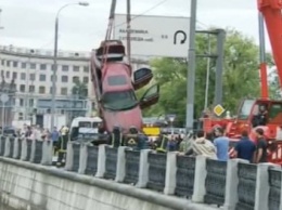 В центре Москвы в реку с моста упал джип Land Rover