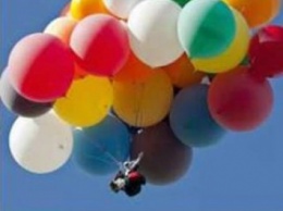 Мужчина взлетел в небо на воздушных шариках (ВИДЕО)