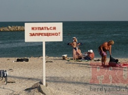 В Бердянске спасатели вытянули с моря двух утопленников