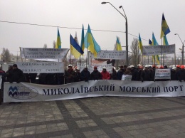 Николаевские портовики вышли на протест под Министерство инфраструктуры требовать навести порядок в Морпорту
