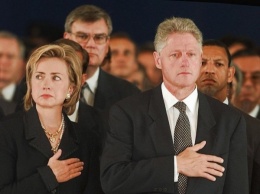 Билл Клинтон выбросил свой телефон во время беседы с супругой