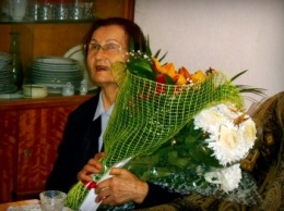 Благодарные ученики в Славянске поздравили свою учительницу с 90-летием