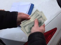 Под Одессой женщина пыталась дать сотруднику ГФС $1,5 тыс взятки