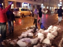 В Петербурге глыба льда упала на девушку у Московского вокзала