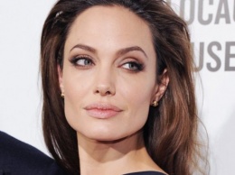 Анджелина Джоли после развода обратила внимание на женщин