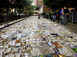 В Канаде художники превратили улицу Торонто в реку из книг: видео