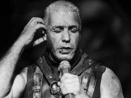 Солист группы Rammstein Линдеманн прочитал свои стихи в "Гоголь-центре" в Мскве