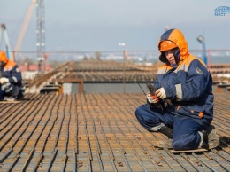 Строители Керченского моста наращивают темп работ в акватории