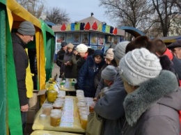 В центре Каменского открылась медовая ярмарка