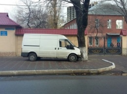 Бог парковки: Одессит у военкомата в дерево припарковал автобус (ФОТО)