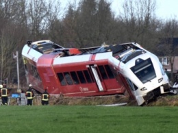 В Нидерландах поезд сошел с рельсов после столкновения с молоковозом, есть раненые