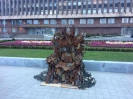 Перед запорожской ОГА выгрузили железный трон весом в тонну