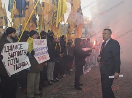 В Бердянске «Азов» митинговал против тарифов