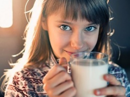 Ученые: Обезжиренное молоко может препятствовать детскому ожирению