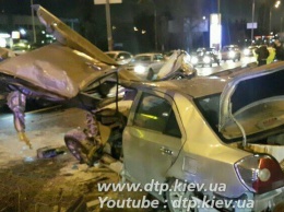 Страшная авария в Киеве: части авто разбросало на 30 метров (фото)