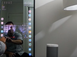 Американец изобрел зеркало, имитирующее экран iPhone