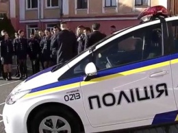 В Киеве толпа прохожих избила девушку-полицейского