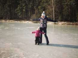 Татьяна Навка показала младшую дочь на льду