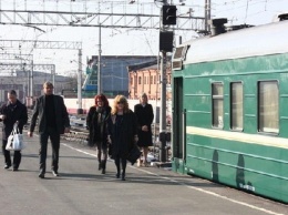 В Петербурге десятки людей заблокировали в поезде из-за шествия Пугачевой по перрону