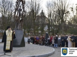 Во Львове открыли памятник Богдану-Игорю Антонычу