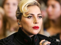 Леди Гага с фанатами поделилась опытом того, как она купирует боли при волчанке