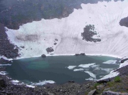 В Гималаях ученые ищут разгадку загадочного Озера скелетов