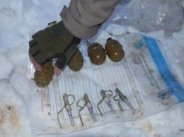 На окраине Ивано-Франковска найдены оружейные тайники (Фото)