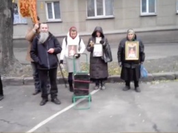 Перед зданием одесского СБУ слушали «Оду Империи» и брызгались водой (ВИДЕО)