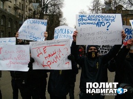 «Хватит грабить страну!» - Боевики «Азова» на марше в Киеве угрожали Порошенко судьбой Януковича