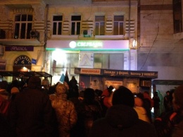 Митингущие разбили окна в отделении "Сбербанка России" и пытались разгромить "офис Медведчука"
