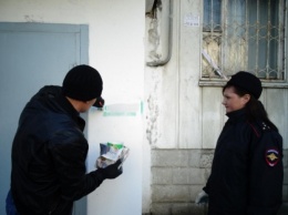 В Симферополе активисты закрасили рекламу наркотиков на фасадах домов