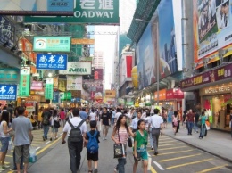 На улице Гонконга грабители отобрали у прохожего сумку с золотыми слитками