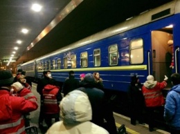 Массовое отравление: в Киеве из поезда забрали 18 детей (ФОТО)