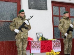 В Одесской области открыли мемориальную доску пограничнику, который погиб в зоне АТО