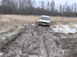 В Запорожской области семья с маленьким ребенком застряла в поле, решив сократить дорогу