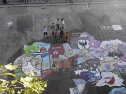 На Оболонской набережной выложили из мозаики карту Украины