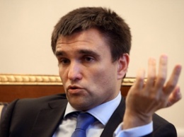 Глава МИД Украины уволил почетного консула за футболку с Путиным