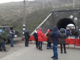 Под Одессой вторые сутки местные жители блокируют дорогу государственного значения (ФОТО)