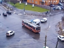В Хмельницком водитель троллейбуса со стажем 15 лет проехал по городу там, где нет необходимой линии