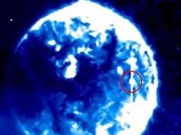 NASA объяснило "феномен червоточины" на снимке Солнца