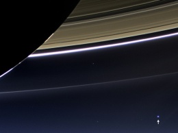 Гигантский Сатурн с точкой Земли на фоне: удивительное фото NASA